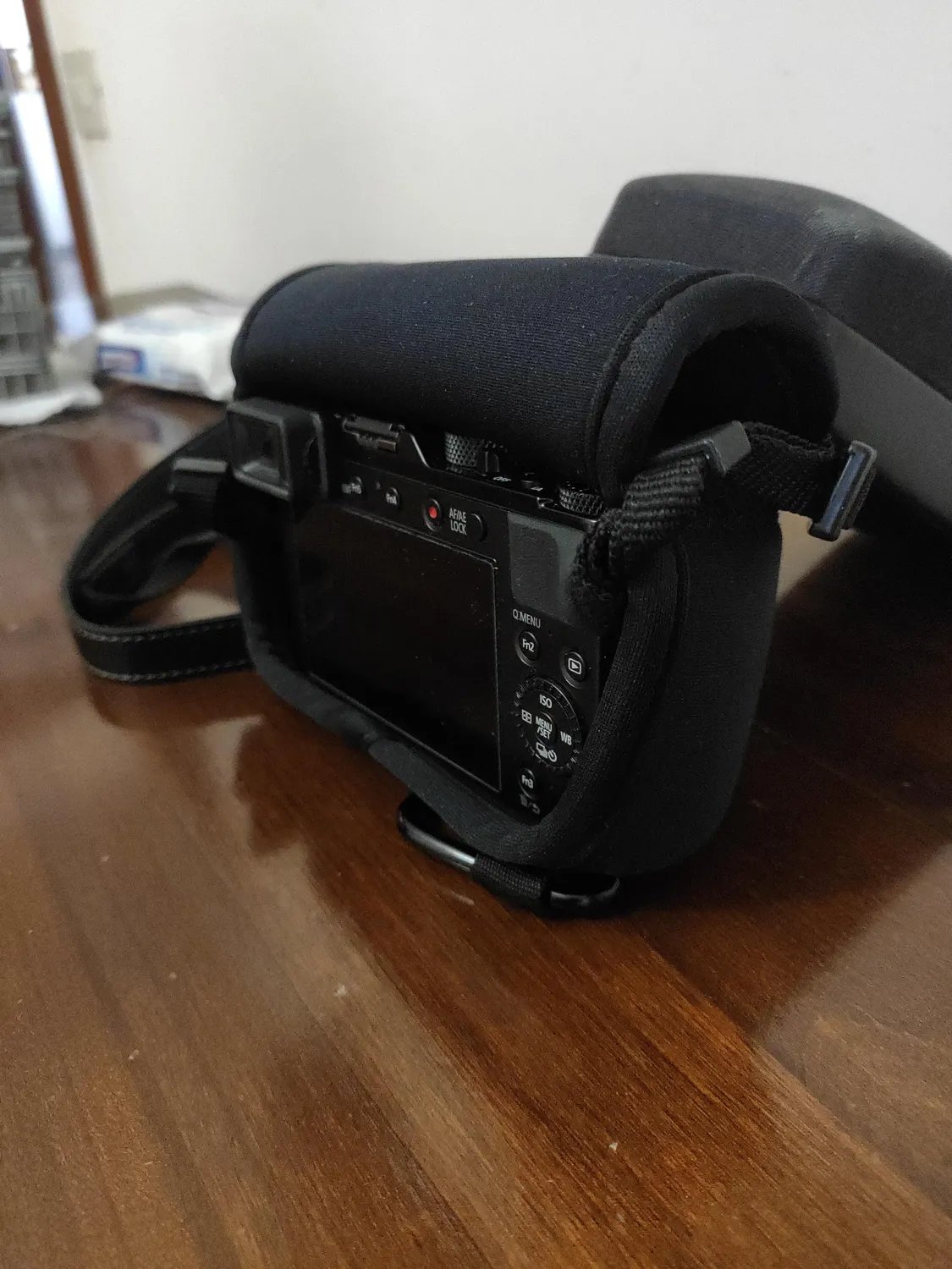 MegaGear MG835 custodia neoprene Panasonic LX100 II nero