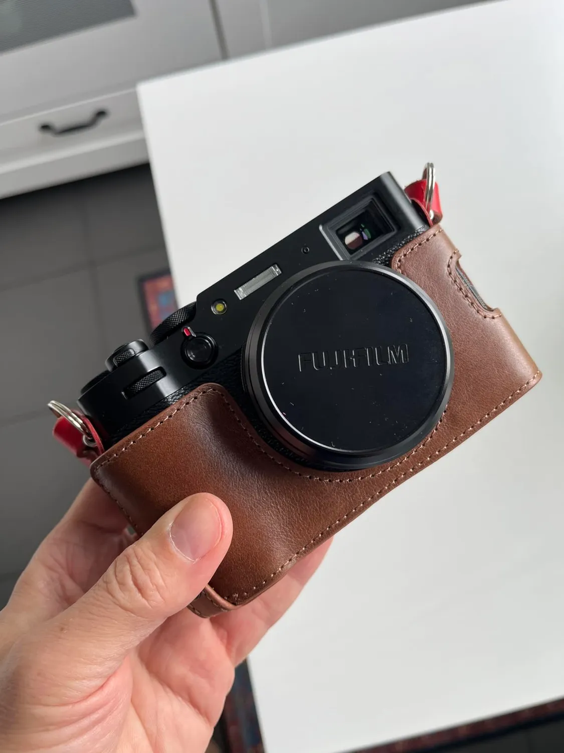 MegaGear custodia vera pelle Fujifilm X100V nero