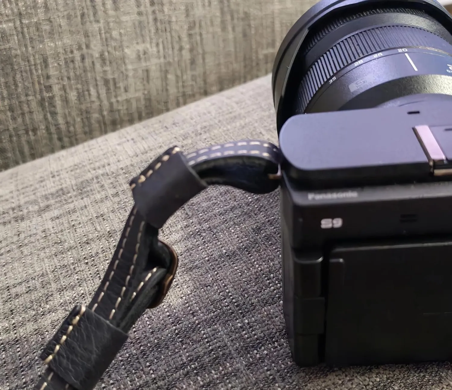 MegaGear Tracolla pelle reflex DSLR marrone regolabile