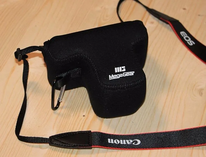 MegaGear MG672 Custodia Neoprene Canon M10 15-45mm Nera