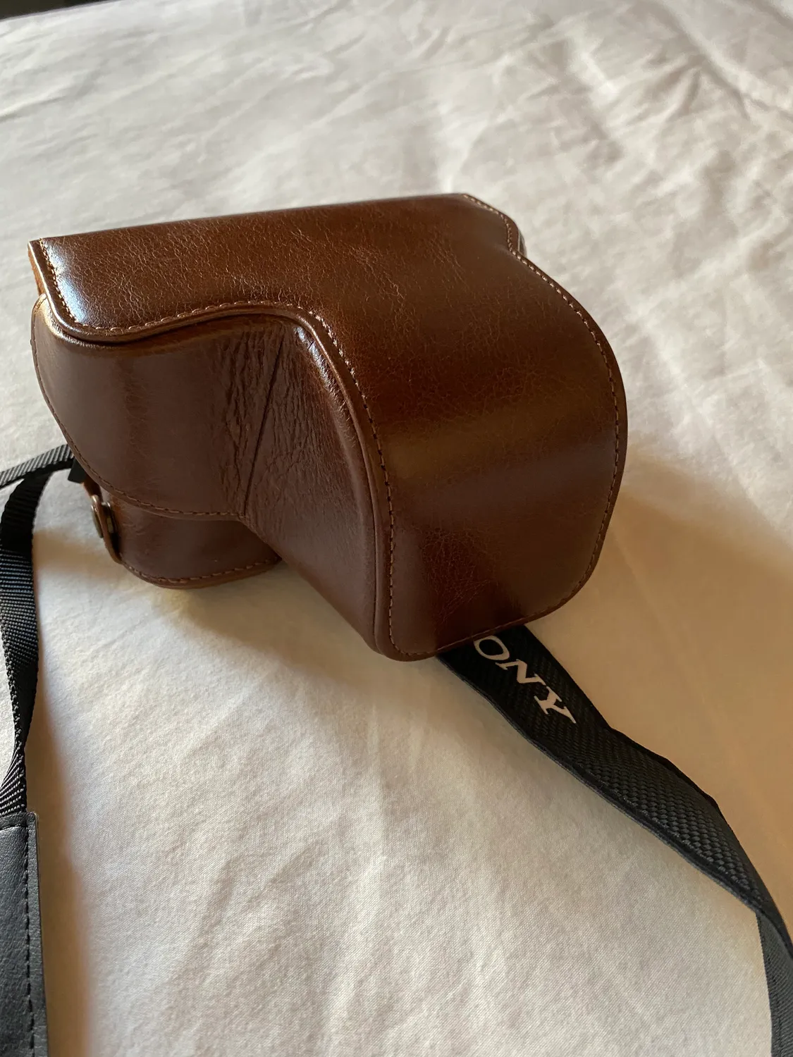 MegaGear Custodia Pelle Sony A6000 A6300 16-50mm Marrone Scuro