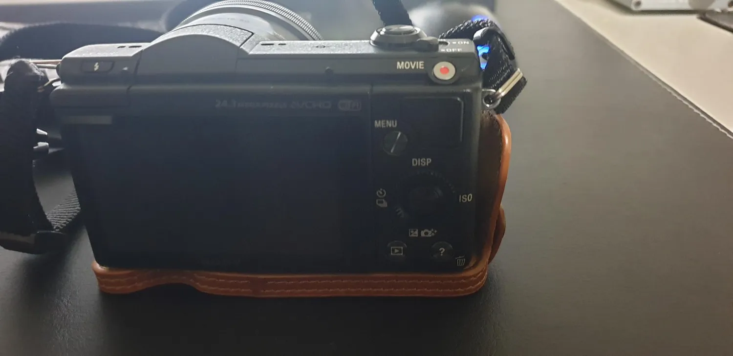 MegaGear Ever Ready Sony A5100 mezza custodia pelle nero