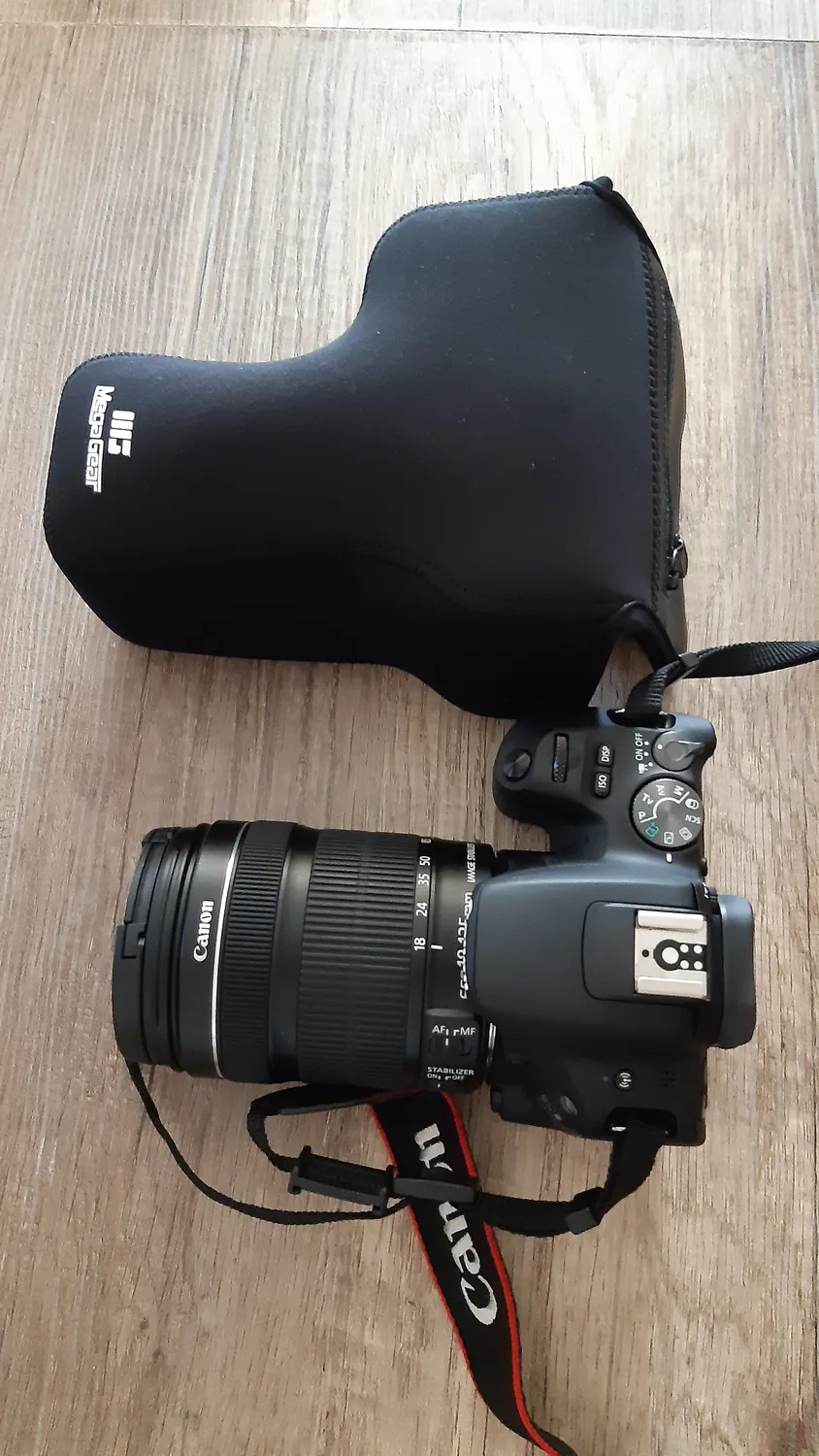 MegaGear MG1194 Custodia Neoprene Nera Canon 200D 800D Gen135