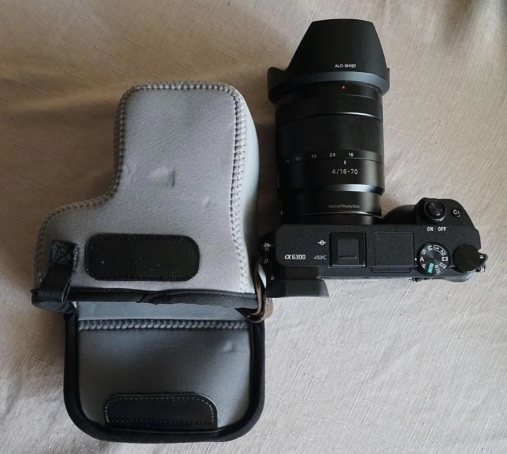 MegaGear Custodia Neoprene Sony A6400 A6500 Nero