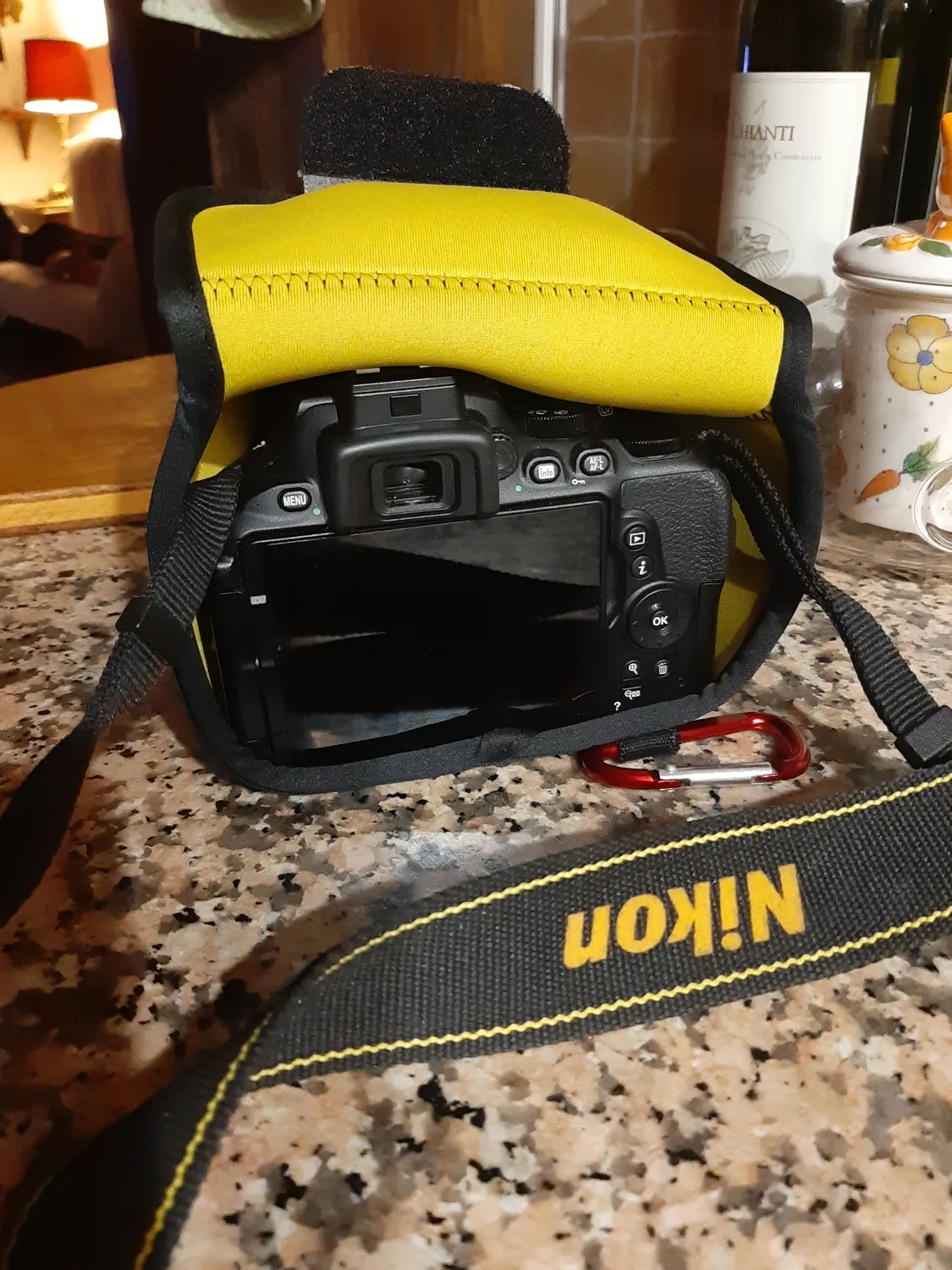 MegaGear custodia neoprene Nikon D3500 18-105mm