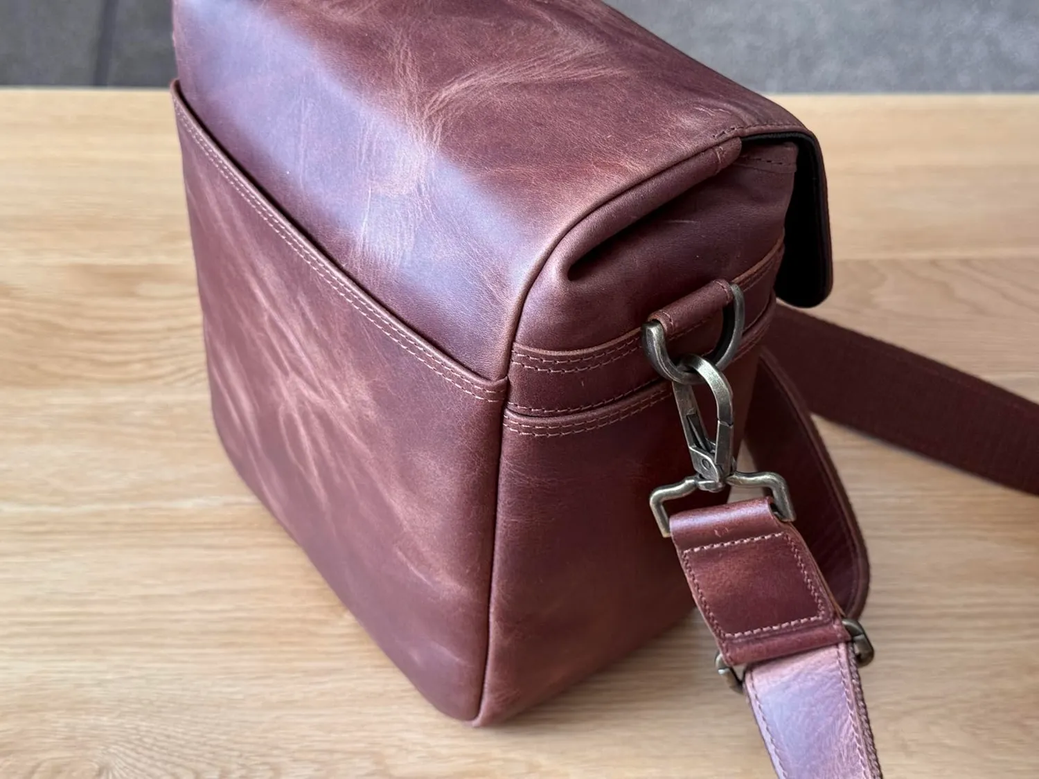 MegaGear Messenger Verticale Borsa Fotocamera Pelle Nera