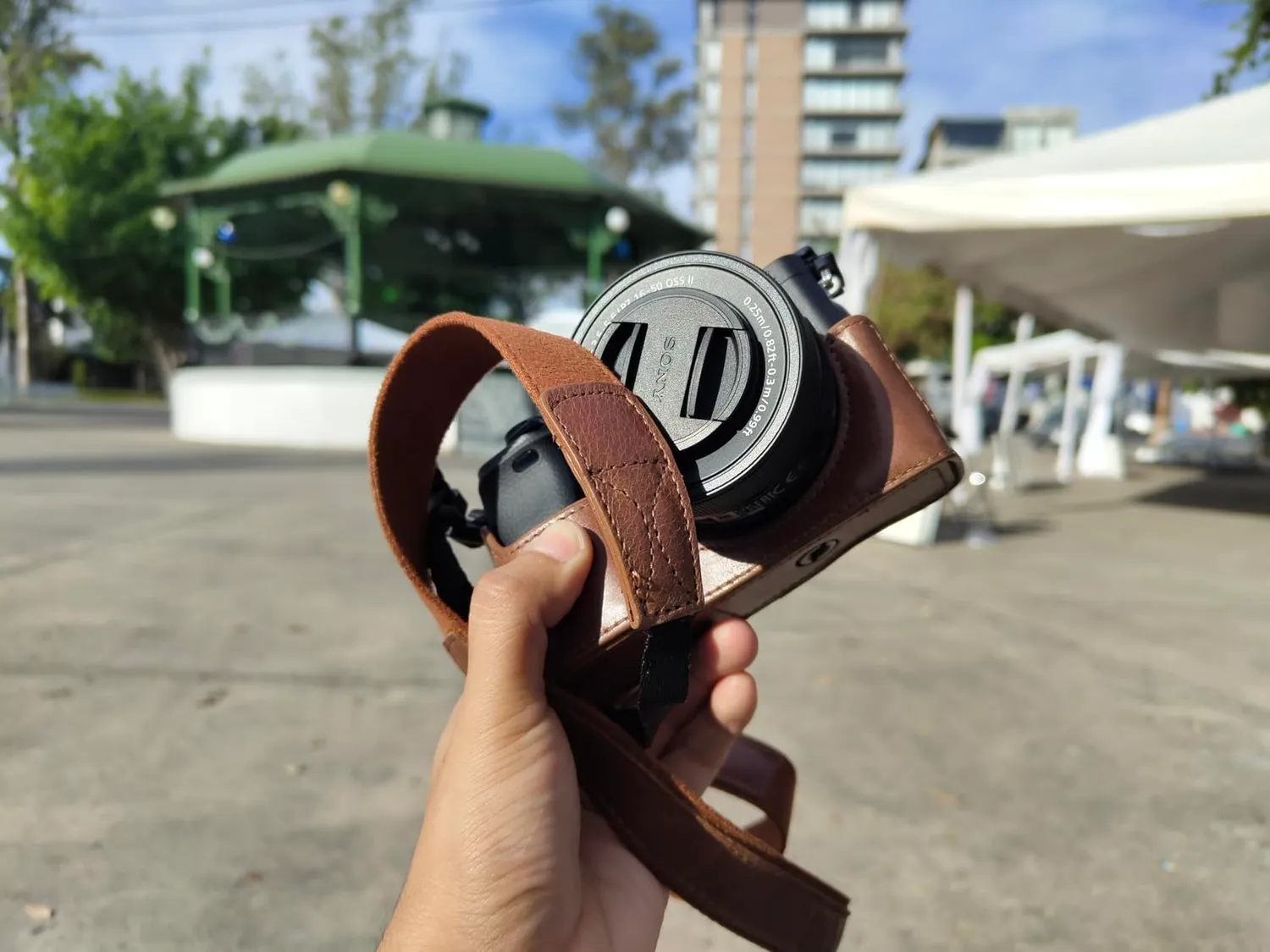MegaGear Ever Ready Custodia Sony A6100 A6400 Pelle Nera