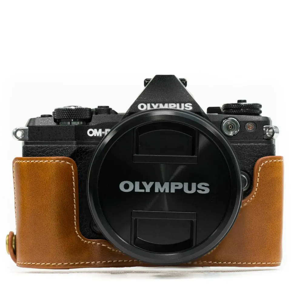 MegaGear E-M5 II Mezza Custodia Finta Pelle Marrone Chiaro