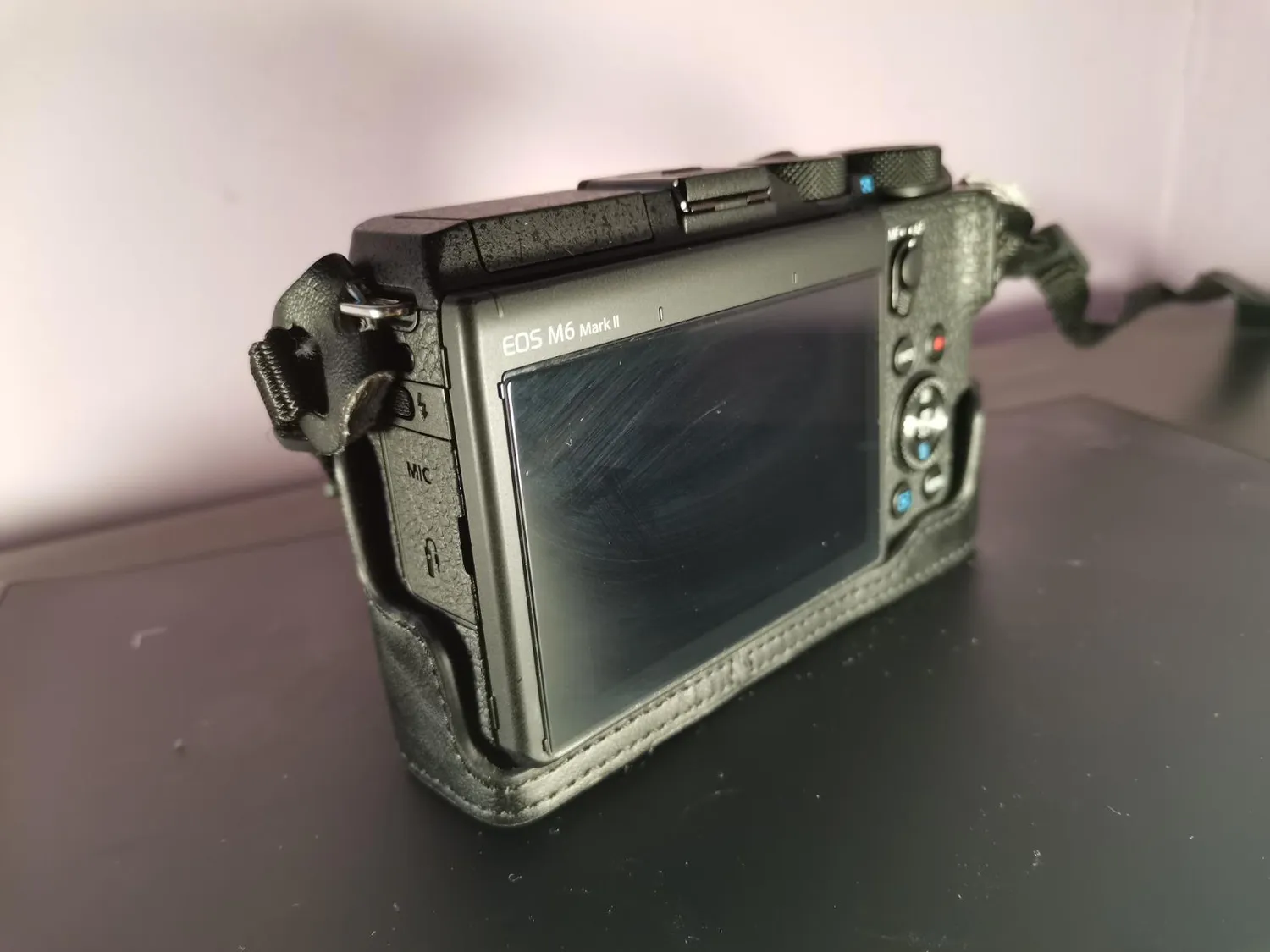 MegaGear Ever Ready MG1749 mezza custodia M6 Mark II marrone scuro