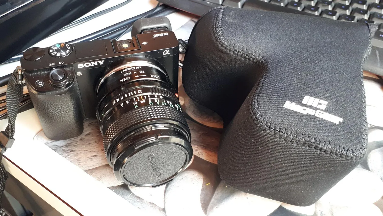 MegaGear Custodia Neoprene Sony A6400 A6500 Nero