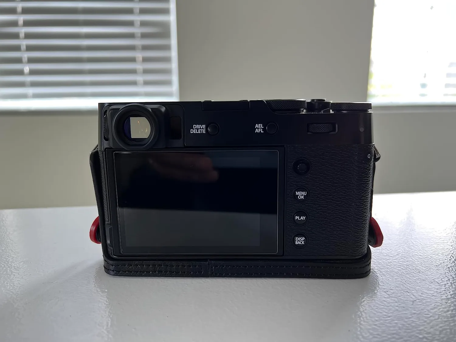 MegaGear custodia vera pelle Fujifilm X100V nero