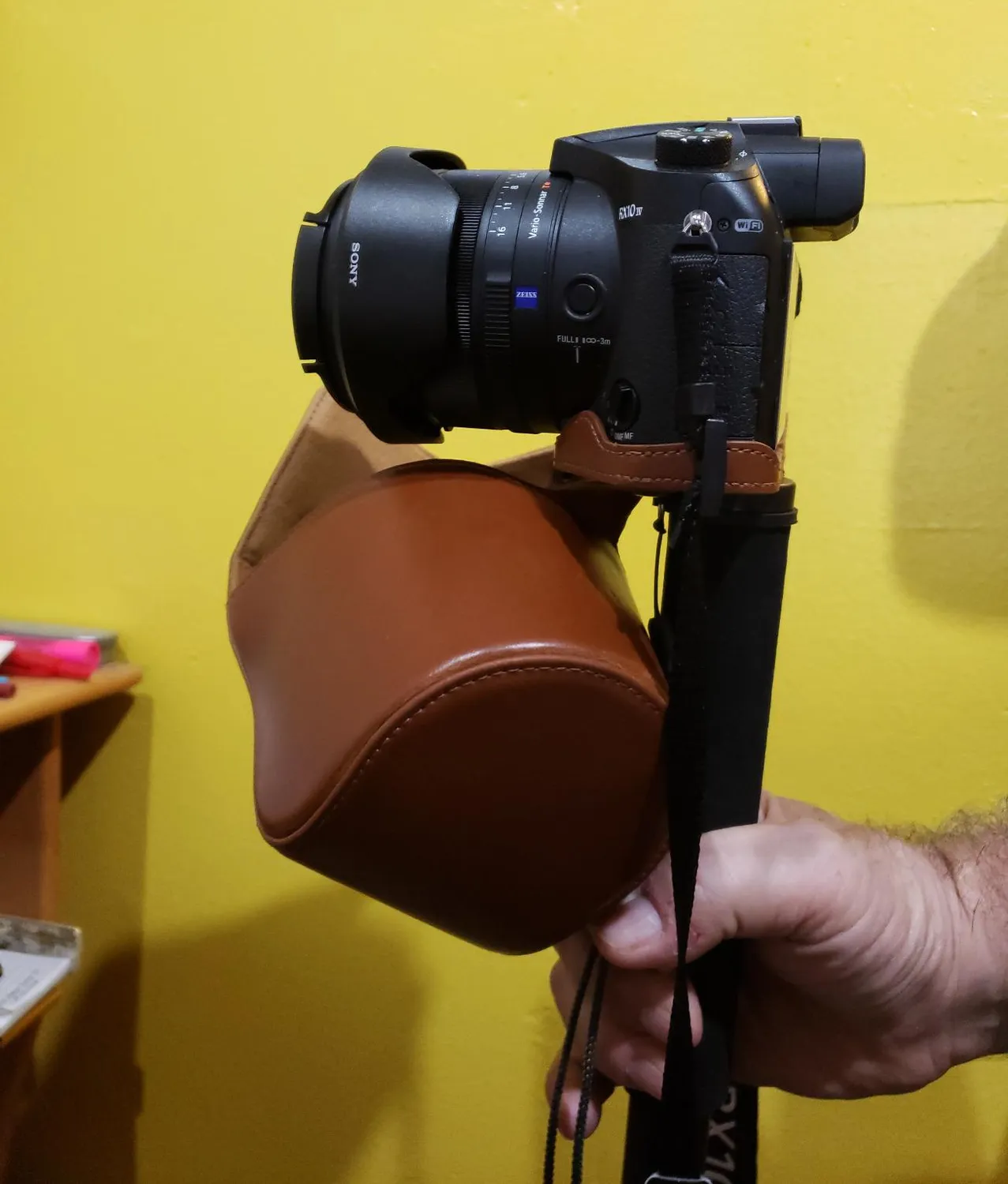 MegaGear MG760 Custodia Fotocamera Sony RX10 Nero Ecopelle