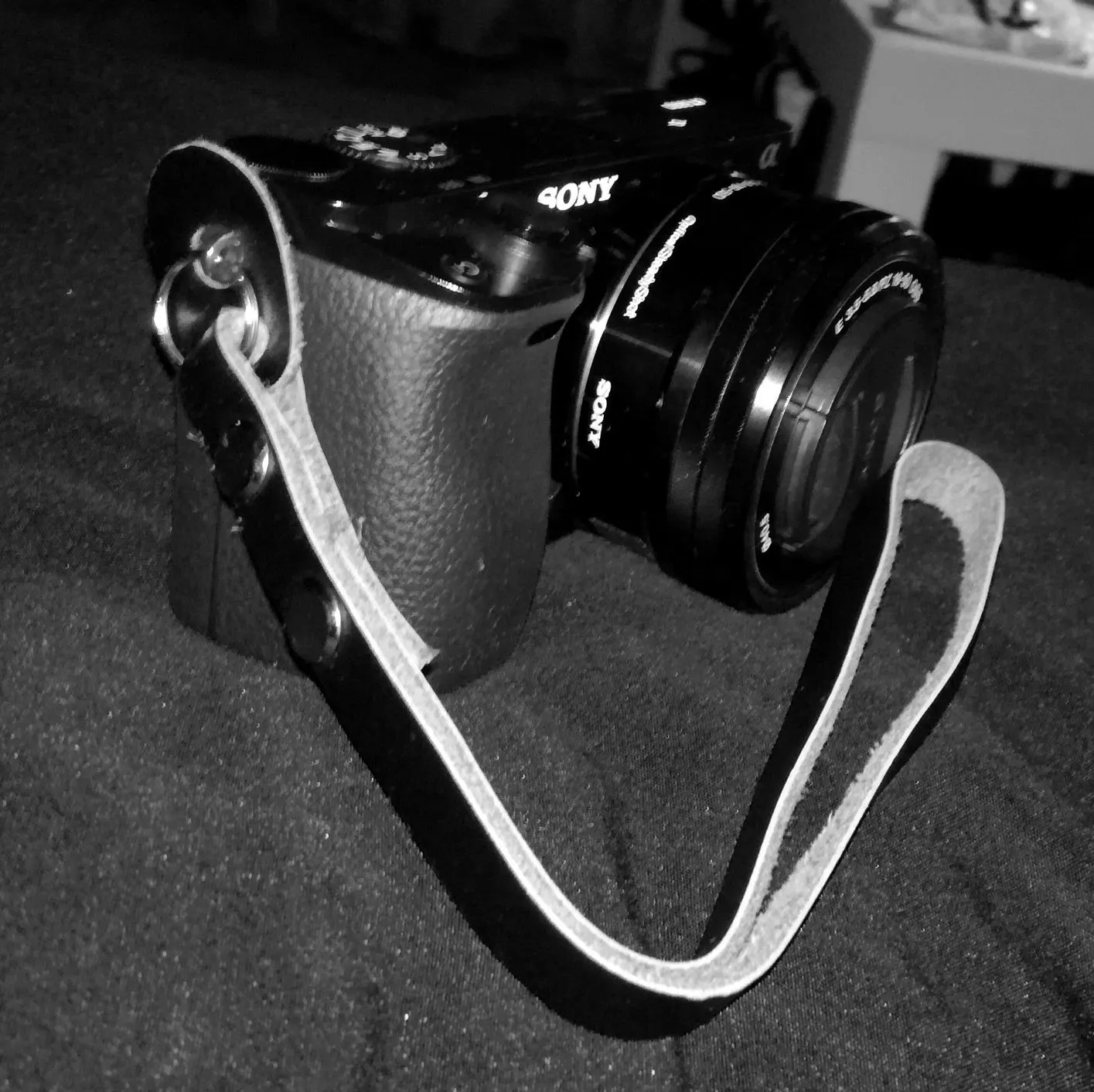 MegaGear cinturino mano pelle reflex marrone scuro