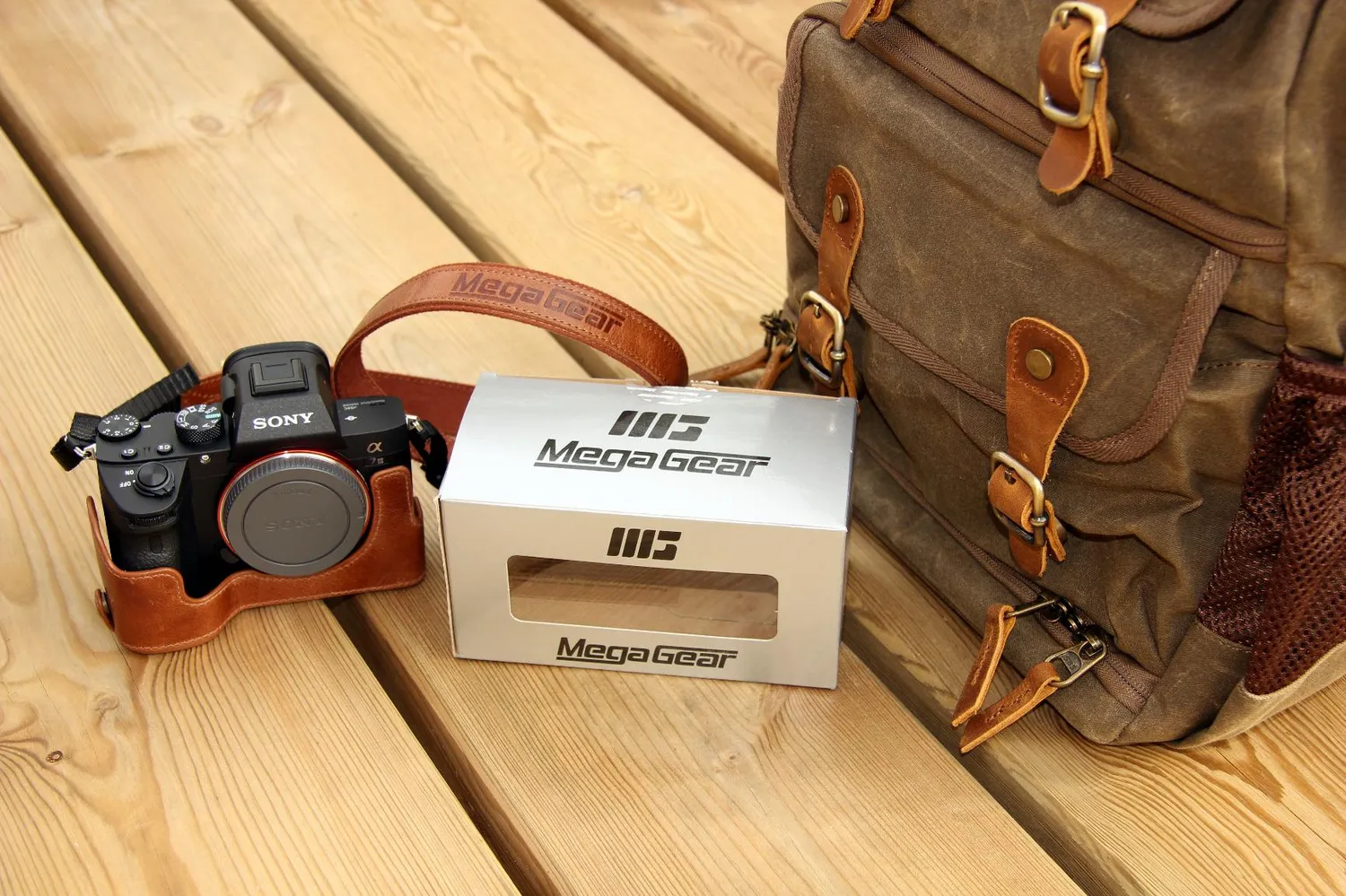 MegaGear 1243 Mezza Custodia Vera Pelle Nera Sony A7 III A9 A7R III