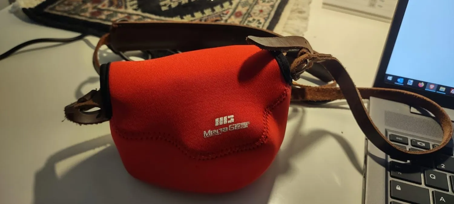 MegaGear MG519 custodia neoprene rossa per Fujifilm X30 leggera