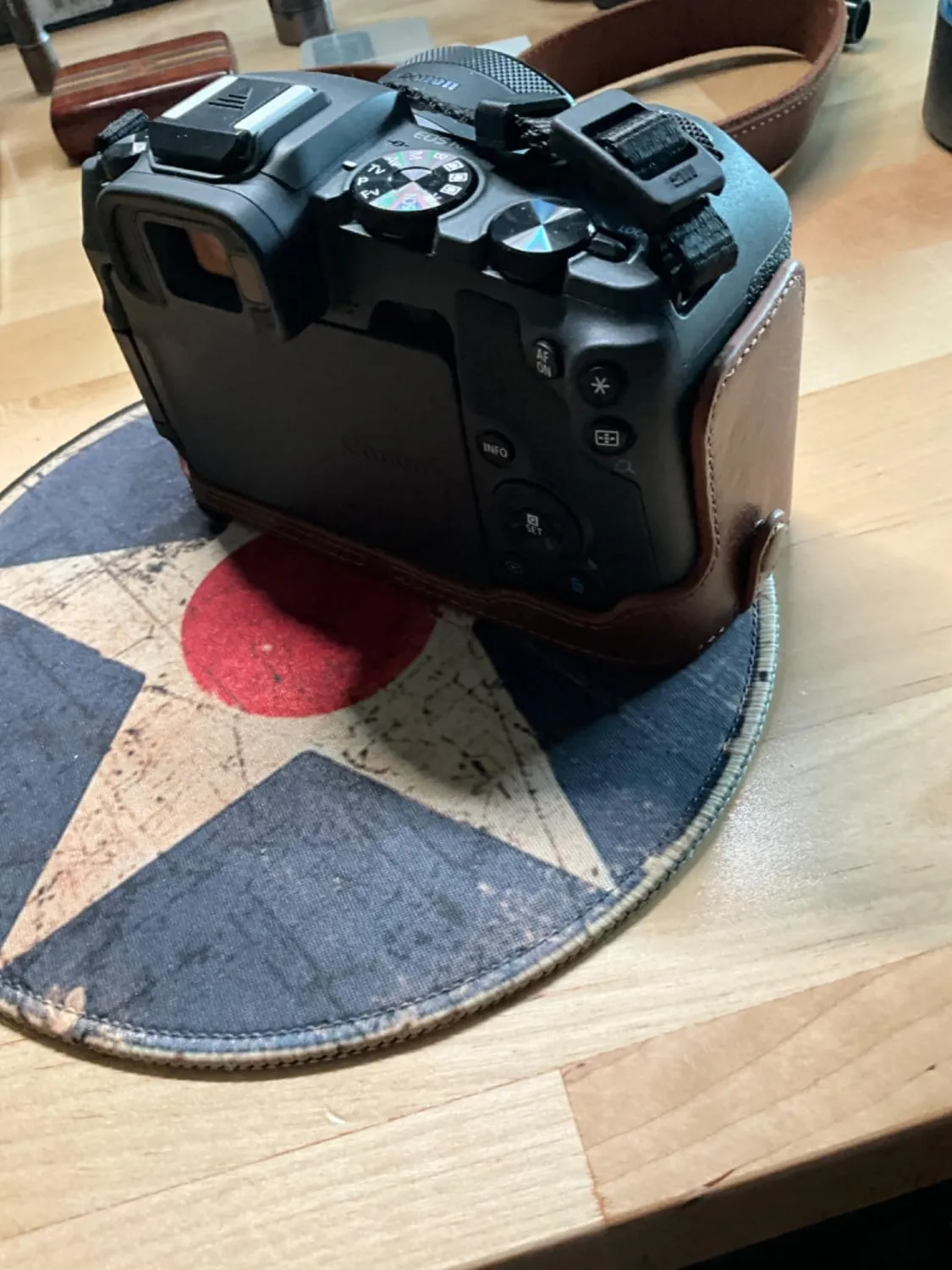 MegaGear custodia vera pelle Canon EOS RP nera ever ready