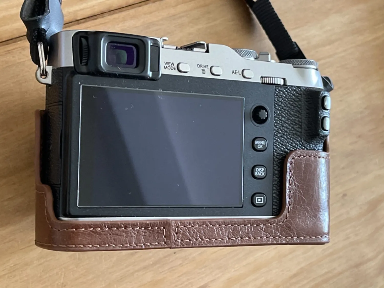 MegaGear MG1342 Custodia Mezza Pelle Fujifilm X-E3 Nera