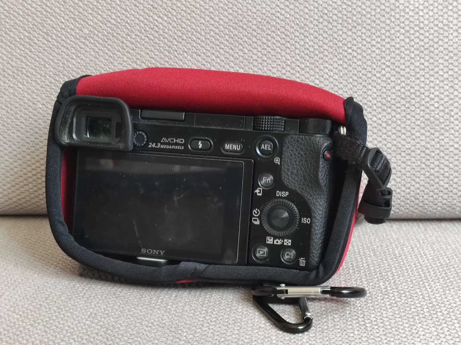 MegaGear MG063 custodia neoprene Sony A6000 nero 16-50mm