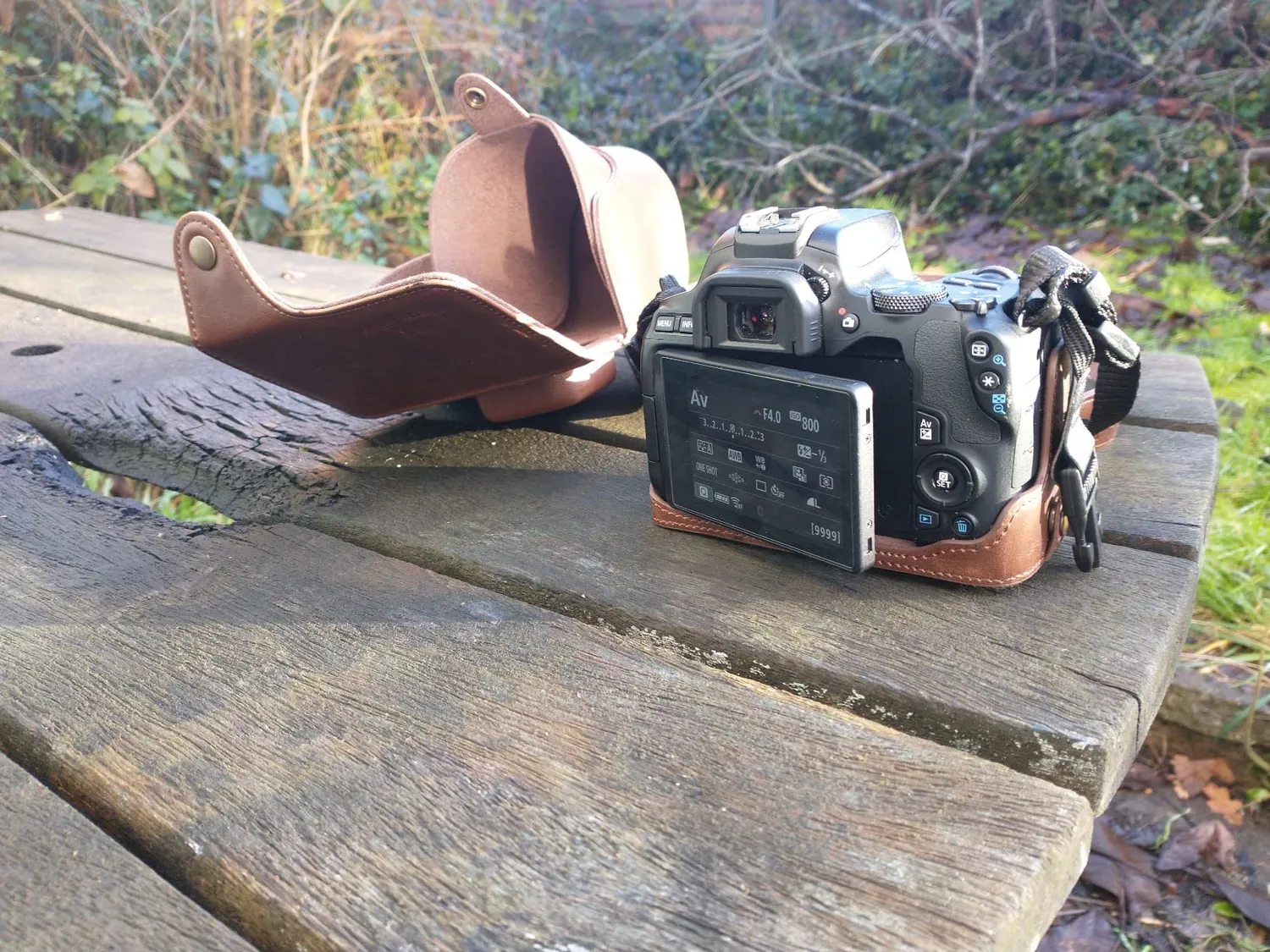 MegaGear Ever Ready custodia pelle Canon 250D 200D 18-55mm