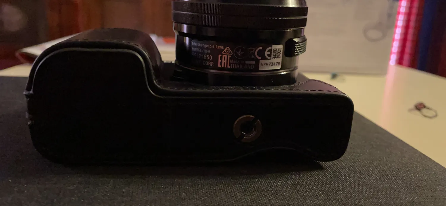 MegaGear MG962 Mezza Custodia Pelle Sony A6000/A6300 Chiaro