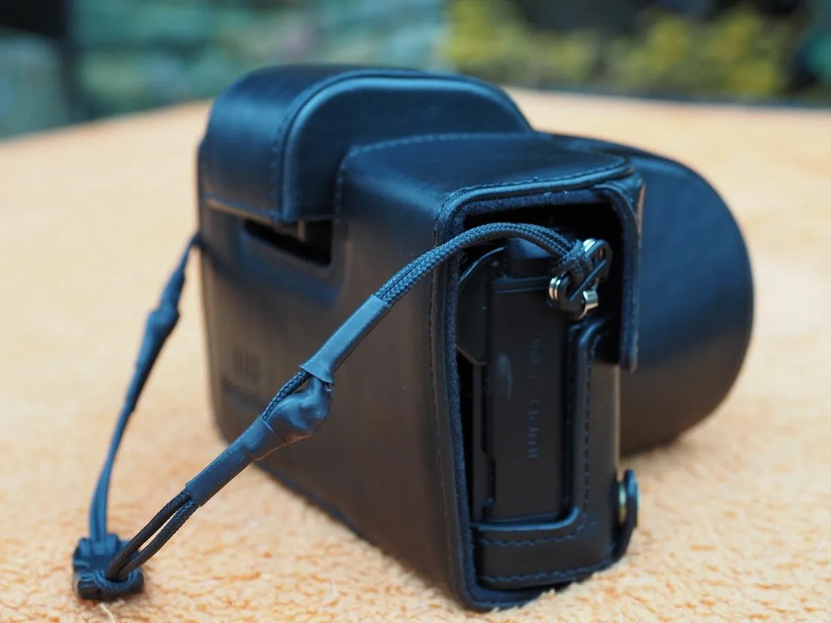 MegaGear Ever Ready Olympus OM-D E-M10 Mark III custodia bianca