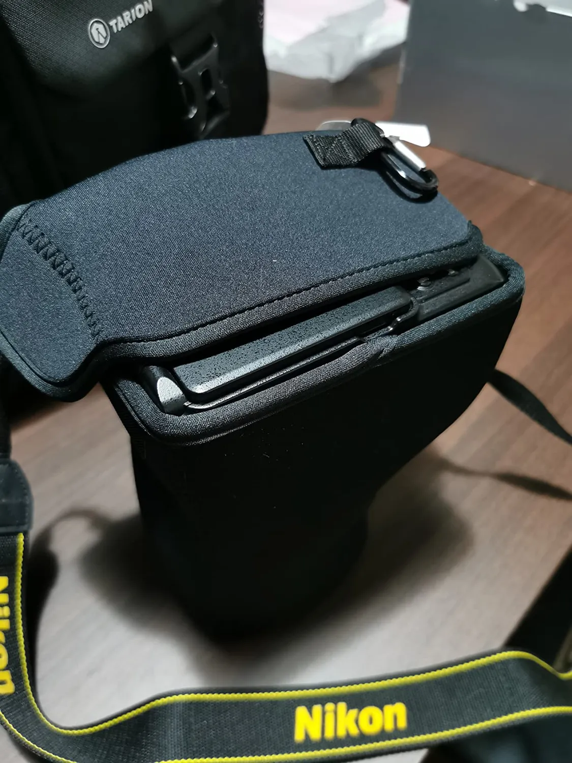 MegaGear MG1532 custodia neoprene Nikon P1000 marrone scuro
