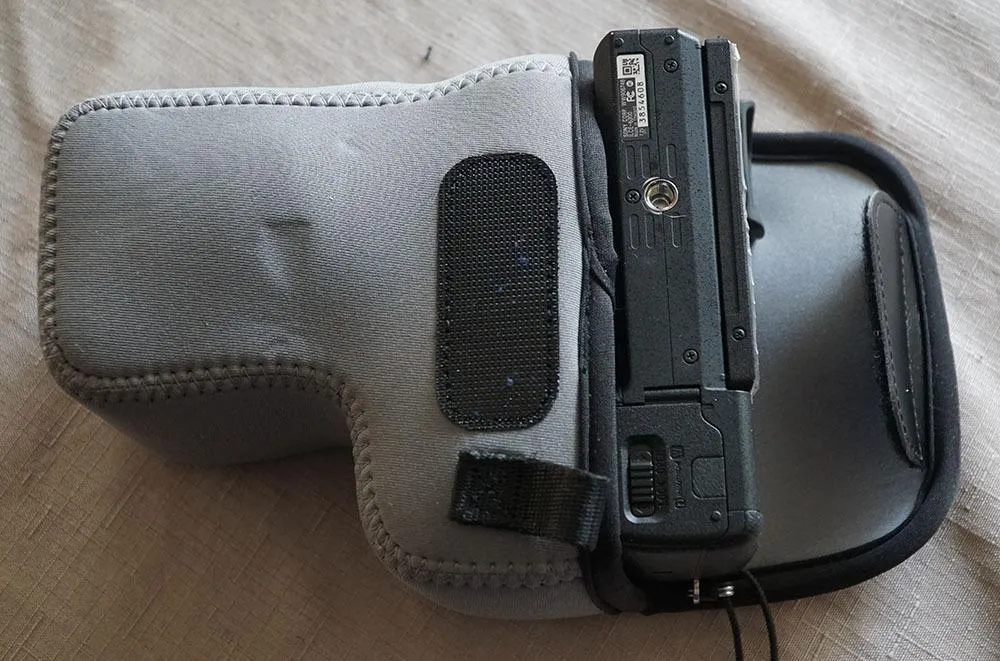 MegaGear Custodia Neoprene Sony A6400 A6500 Nero