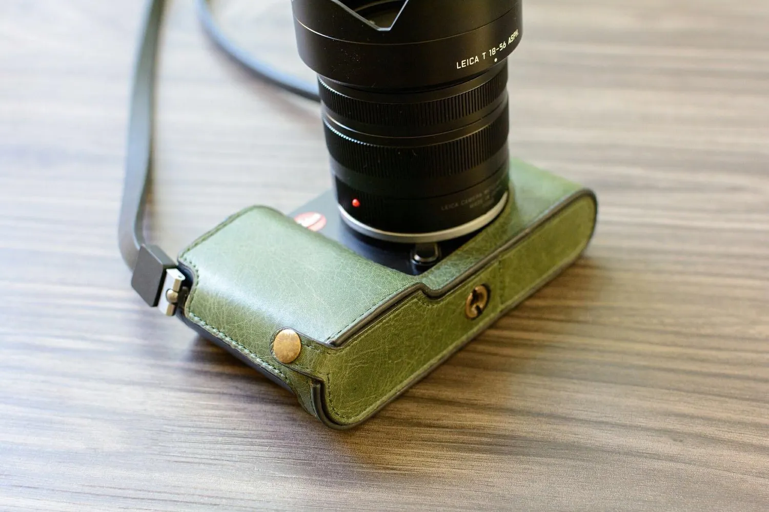MegaGear Leica TL2-TL mezza custodia pelle marrone scuro