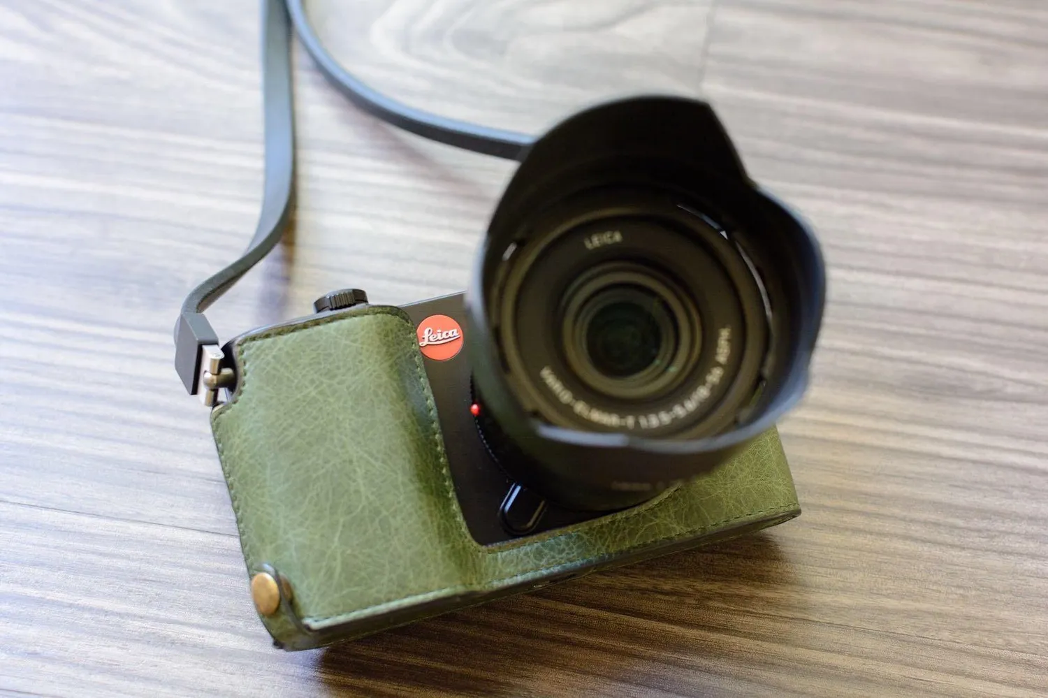 MegaGear Leica TL2-TL mezza custodia pelle marrone scuro