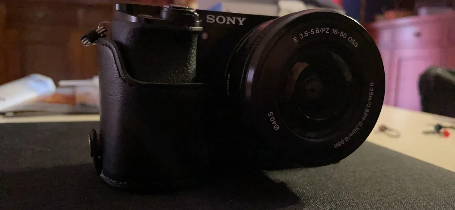MegaGear MG962 Mezza Custodia Pelle Sony A6000/A6300 Chiaro
