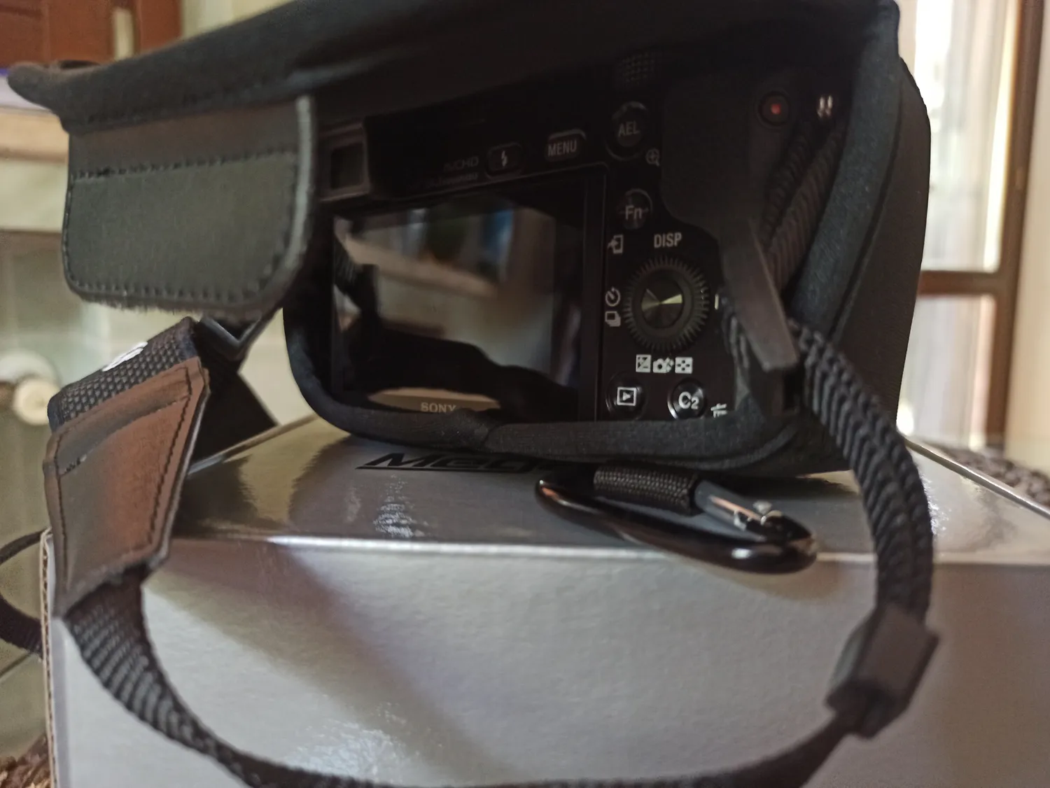 MegaGear MG063 custodia neoprene Sony A6000 nero 16-50mm