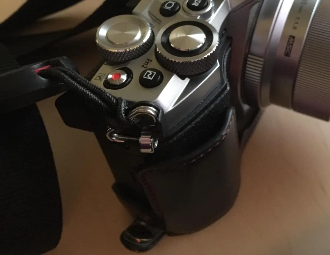 MegaGear E-M5 II Mezza Custodia Finta Pelle Marrone Chiaro