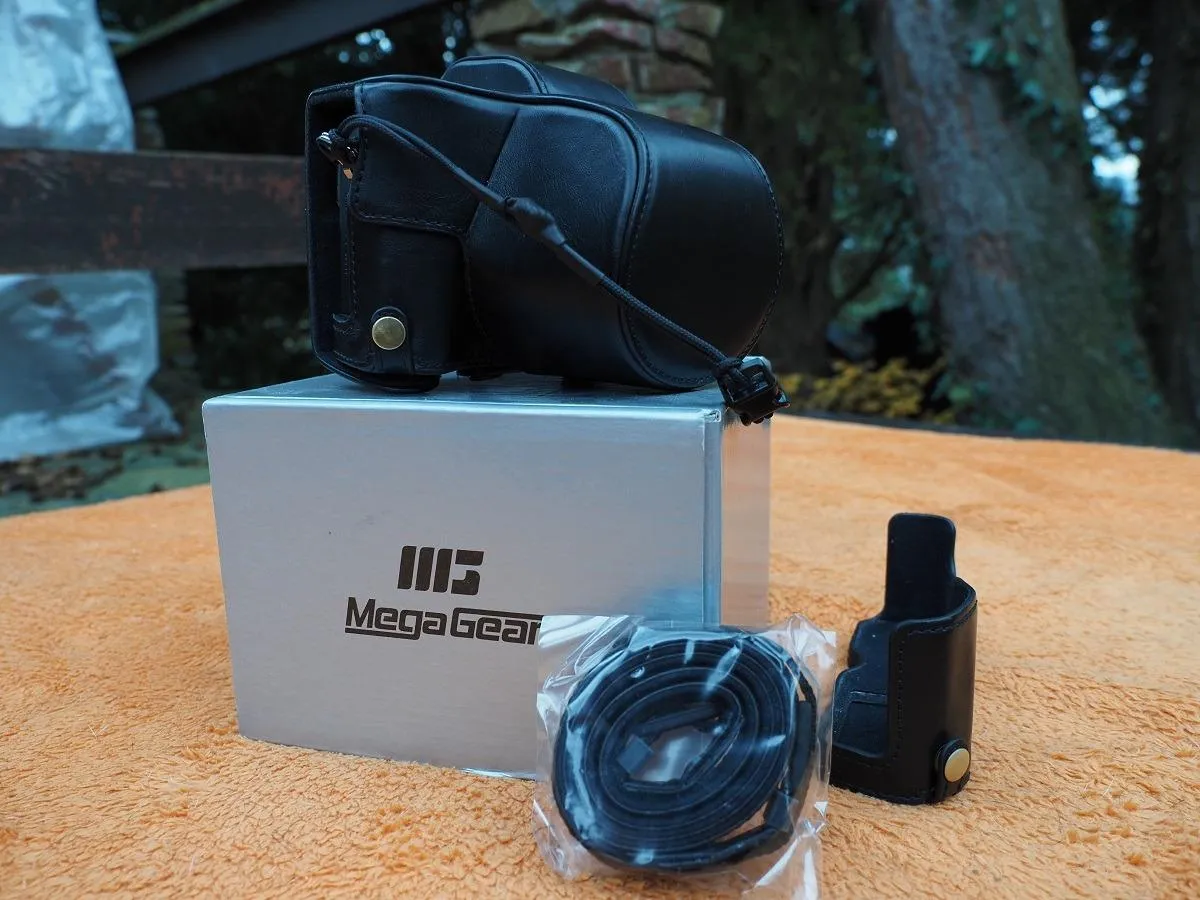 MegaGear Ever Ready Olympus OM-D E-M10 Mark III custodia bianca