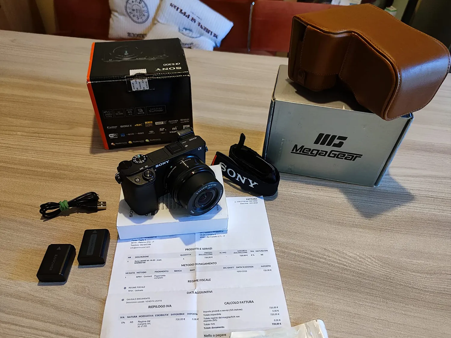 MegaGear MG1651 Custodia Pelle Sony A6100 A6400 Nera