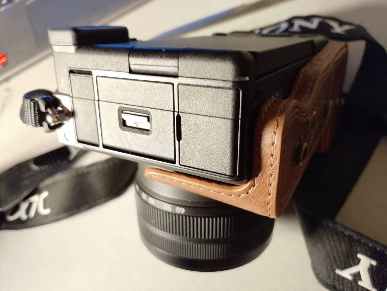 MegaGear MG1952 Sony A7C custodia pelle nera