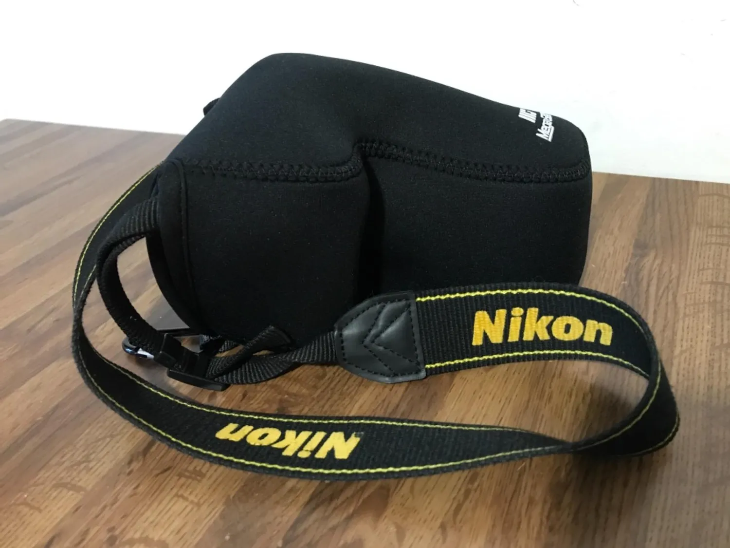 MegaGear custodia neoprene Nikon D3500 18-105mm
