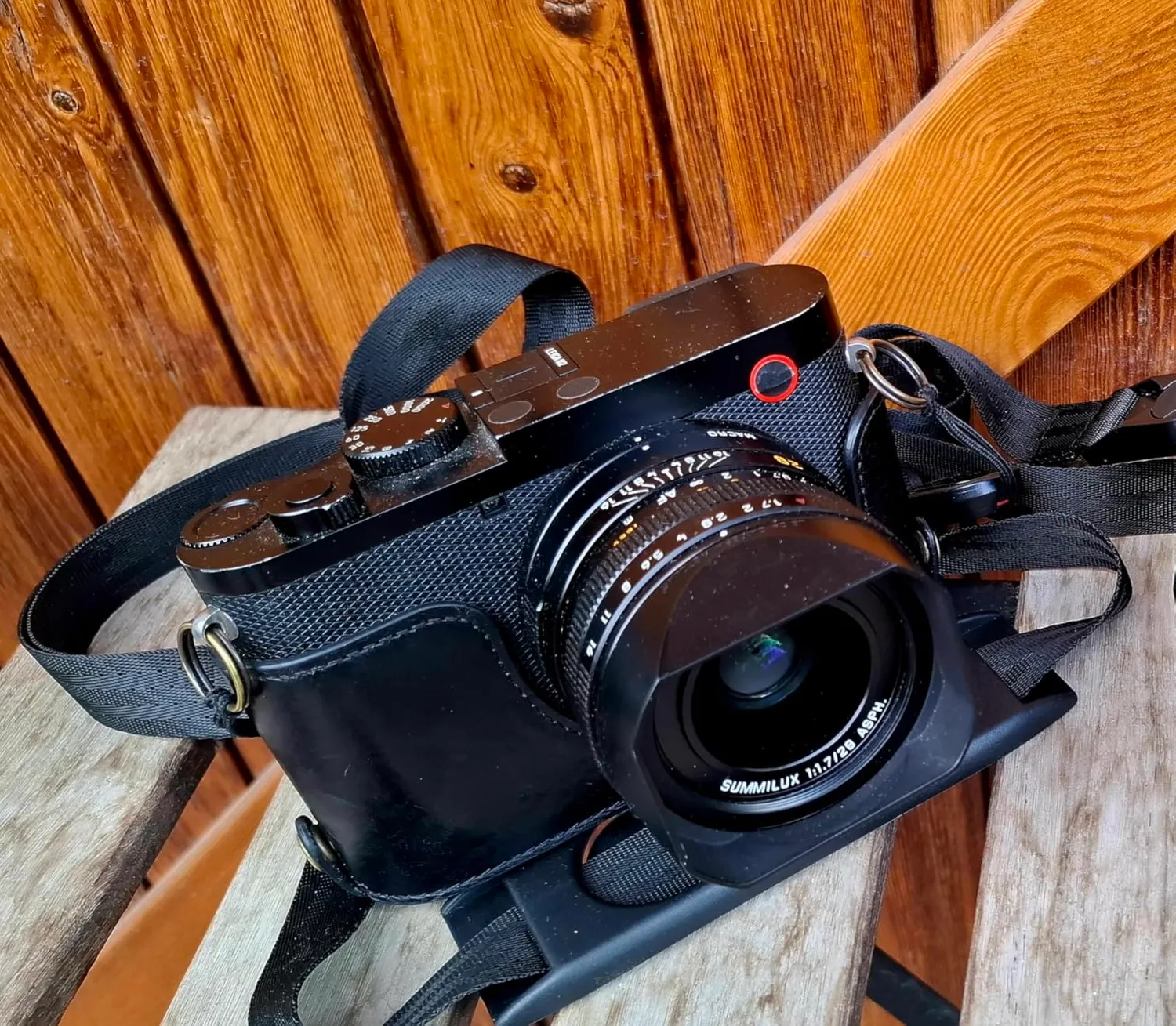 MegaGear MG1719 Mezza Custodia Pelle per Leica Q2 Marrone
