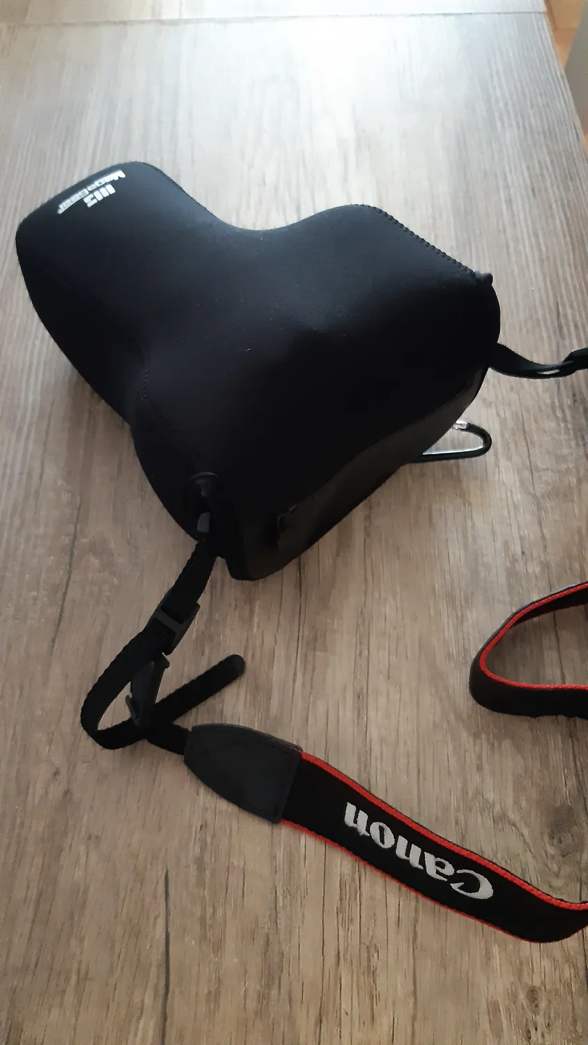 MegaGear MG1194 Custodia Neoprene Nera Canon 200D 800D Gen135