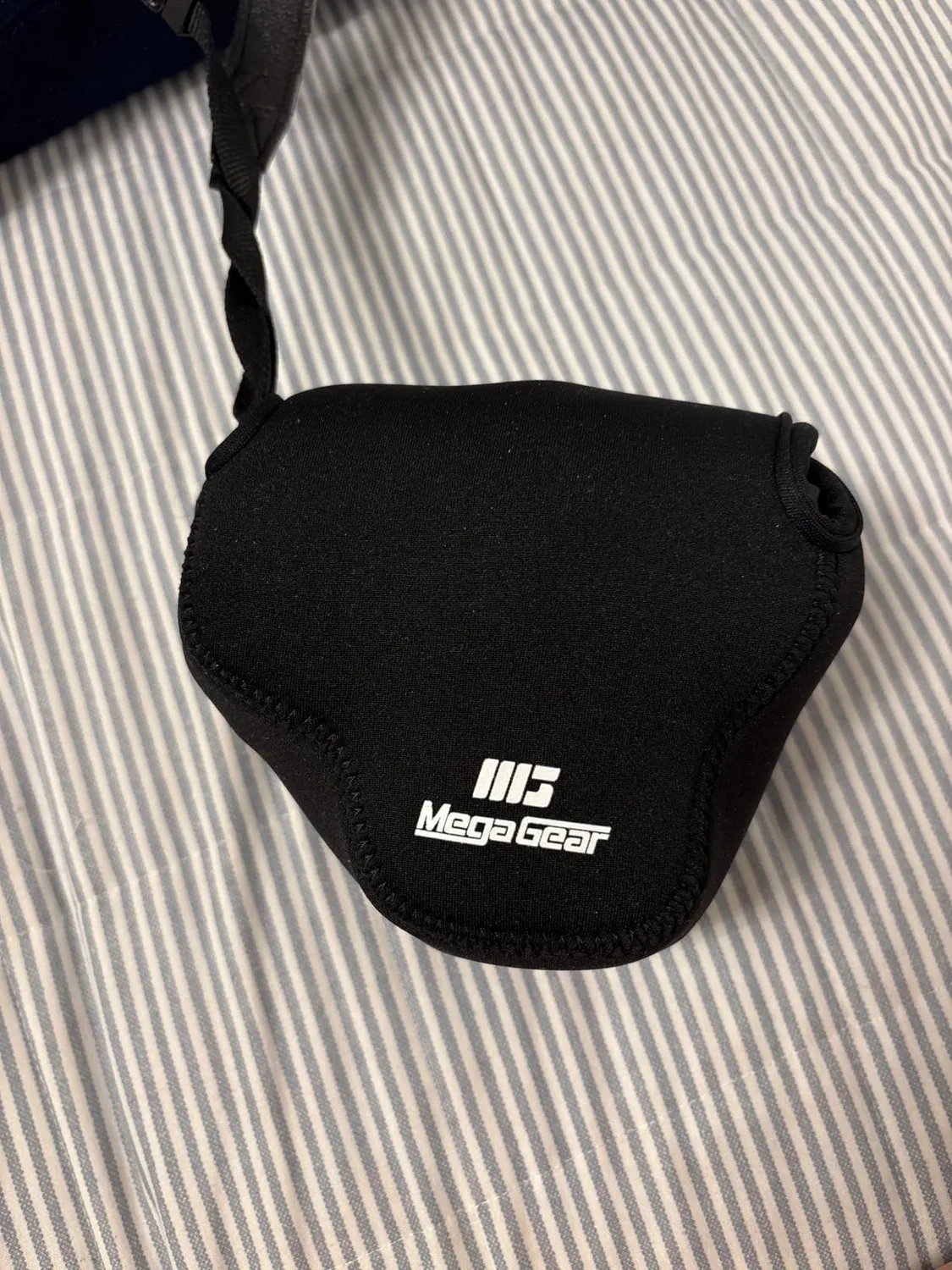 MegaGear MG1775 Custodia Fujifilm X-A7 neoprene grigia
