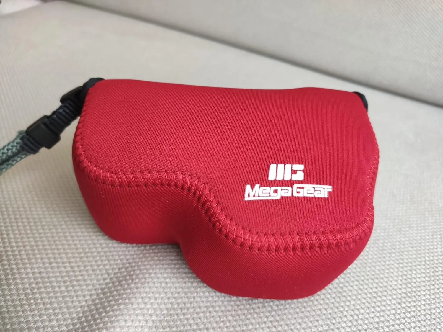 MegaGear MG063 custodia neoprene Sony A6000 nero 16-50mm