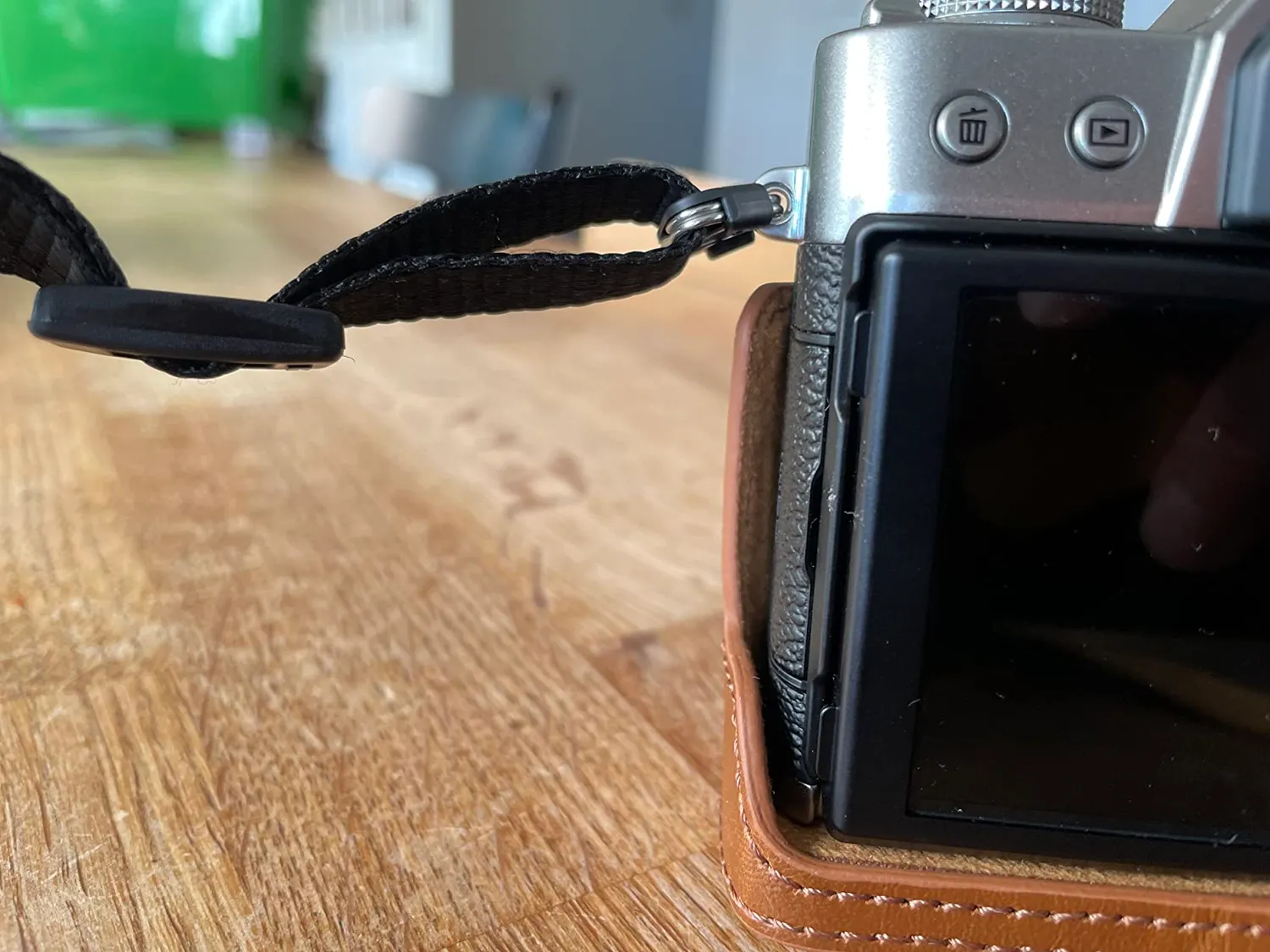 MegaGear MG958 Mezza Custodia Pelle Fujifilm X-T30 marrone scuro