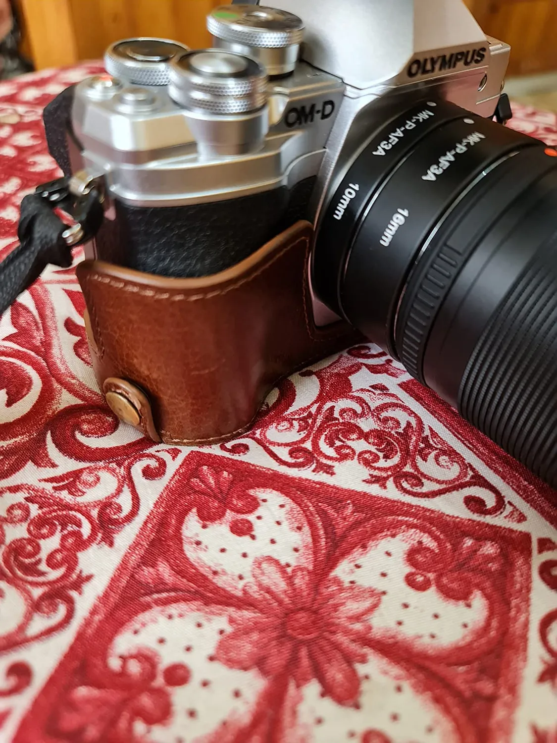 MegaGear Ever Ready mezza custodia pelle Olympus E-M10 IV marrone
