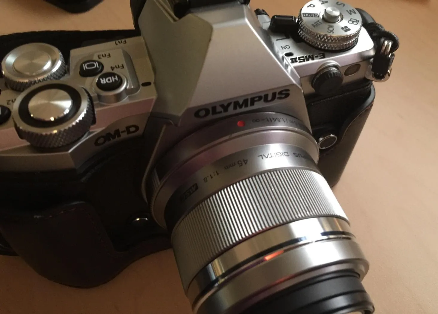 MegaGear E-M5 II Mezza Custodia Finta Pelle Marrone Chiaro