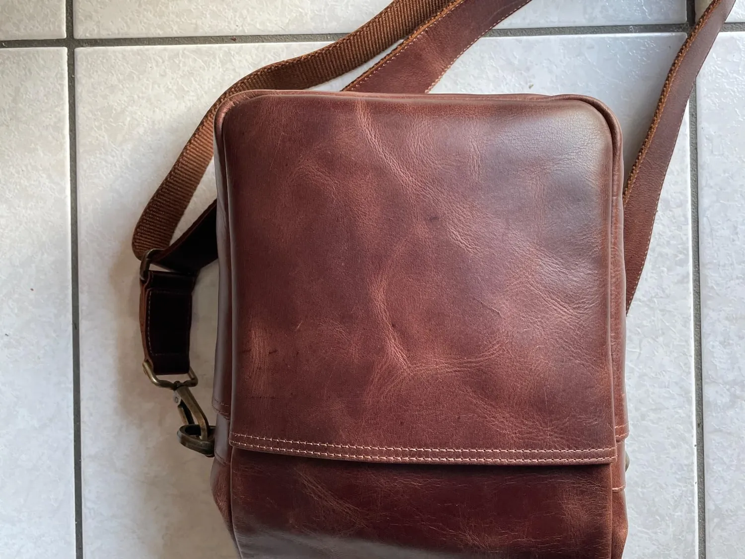 MegaGear Messenger Verticale Borsa Fotocamera Pelle Nera