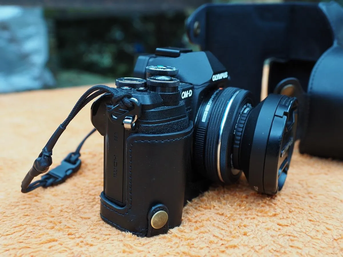 MegaGear Ever Ready Olympus OM-D E-M10 Mark III custodia bianca