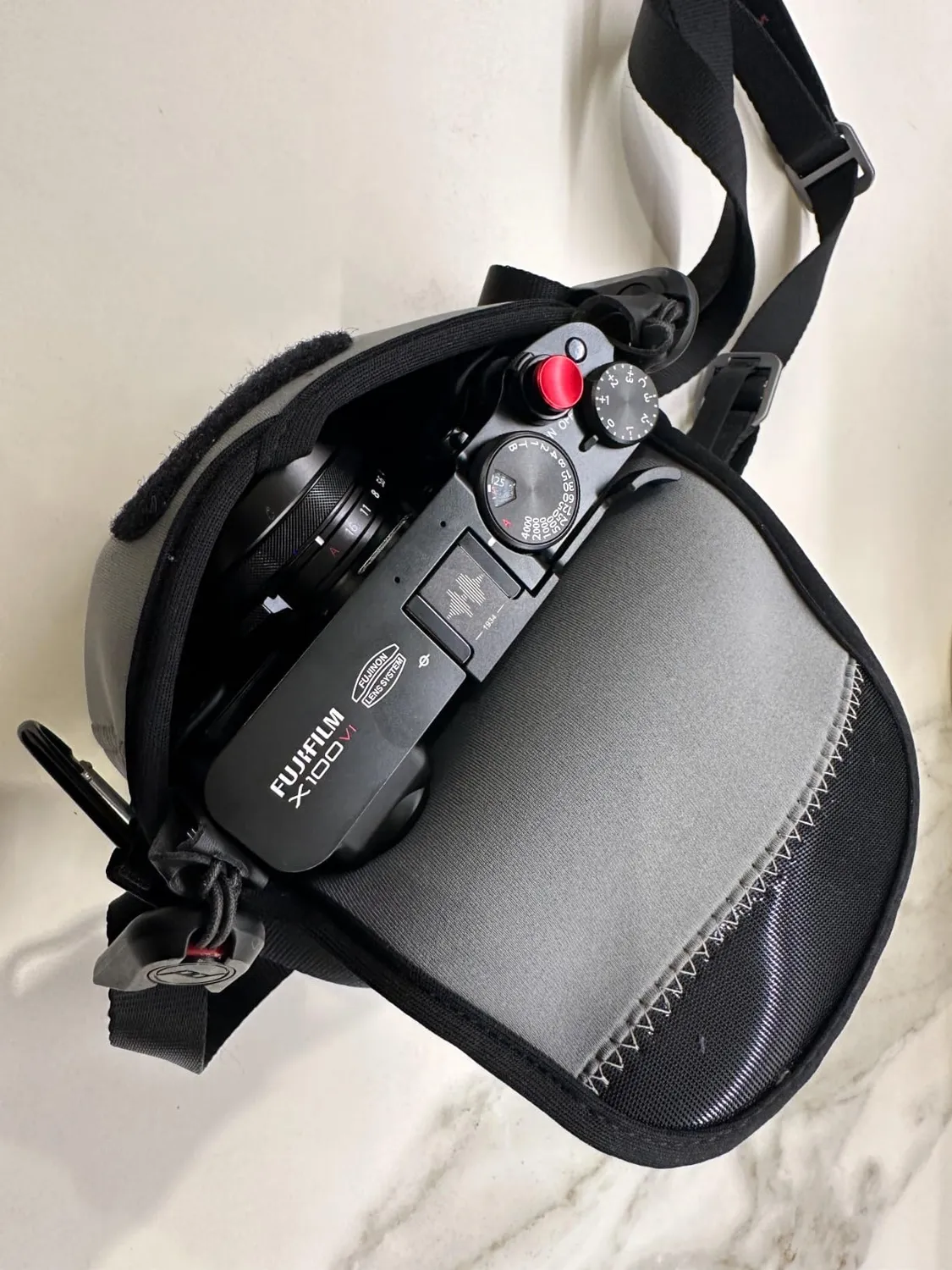 MegaGear X100VI Custodia Neoprene Nero Elastico