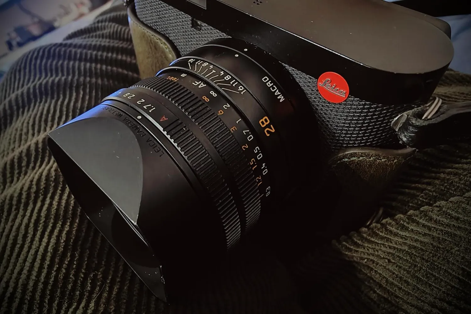 MegaGear MG1719 Mezza Custodia Pelle per Leica Q2 Marrone