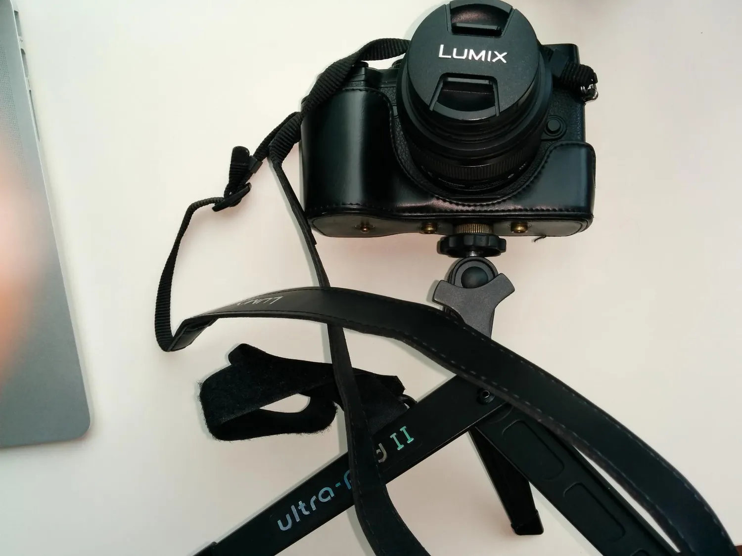 MegaGear Ever Ready custodia ecopelle per Panasonic GX8 14-140mm