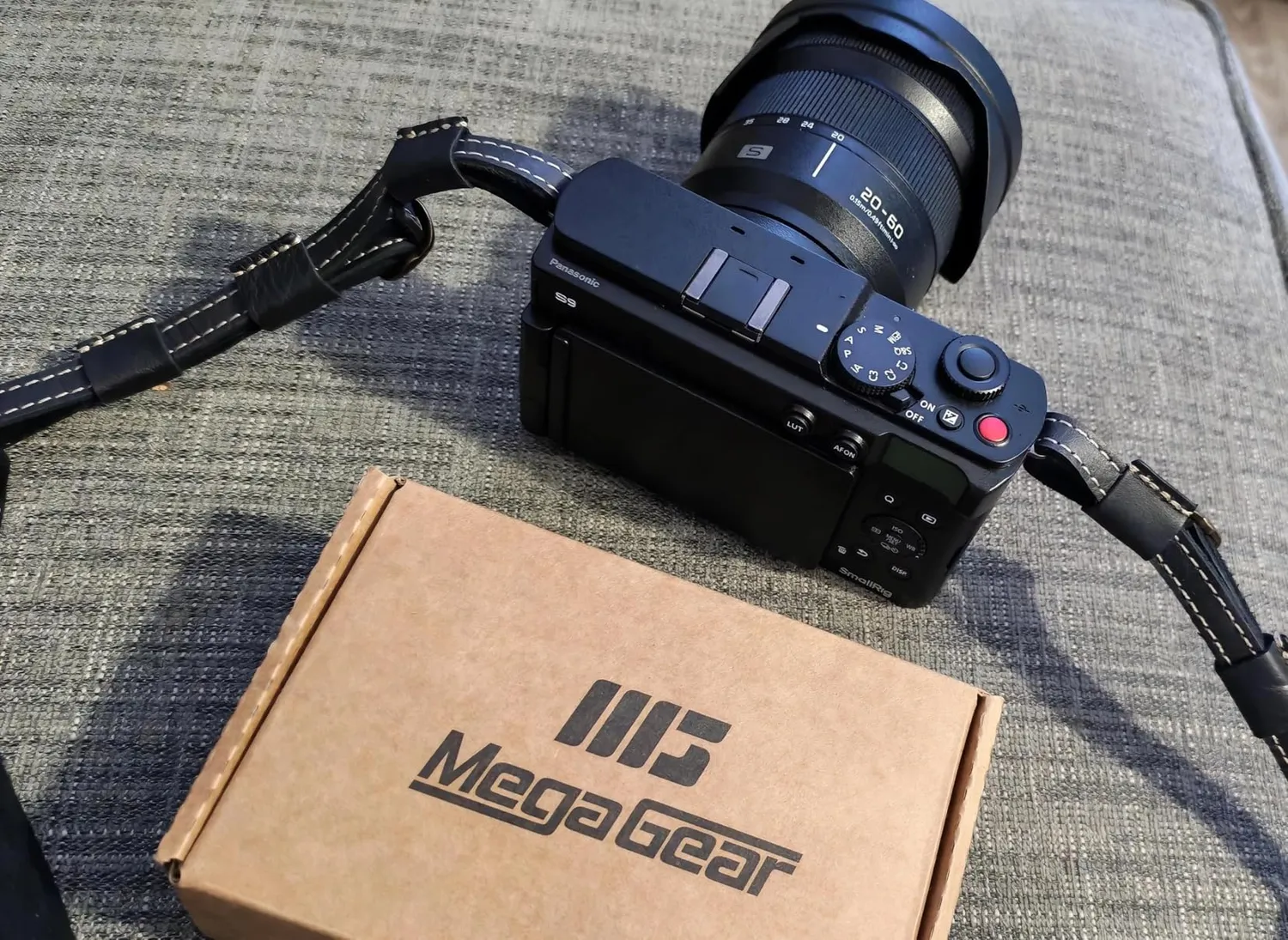 MegaGear Tracolla pelle reflex DSLR marrone regolabile