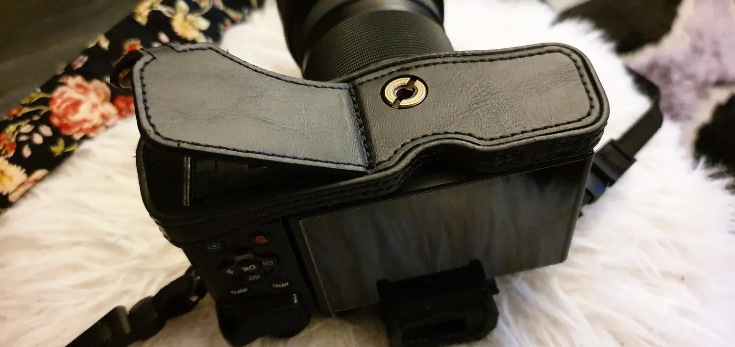 MegaGear Ever Ready mezza custodia pelle OM-D E-M10 Mark III marrone chiaro
